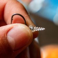 Kolek s obratlkem Giants fishing a kroukem Screw with Ring Swivel Medium
