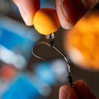 Kolek s obratlkem Giants fishing a kroukem Screw with Ring Swivel Medium